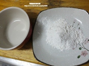 step5: 準備適量的糯米粉和一碗水。