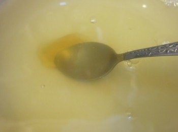 step20: － 魚膠片放入冷水浸軟，拿出來加半大匙水，隔水煮至半溶，離火再拌至全溶
-  櫻花水加入蜜糖拌勻，先試味按口味調整，不夠甜再加蜜糖
－ 魚膠水加入櫻花水拌勻，倒入已經雪好的<span class="group_3">豆腐芝士蛋糕</span>