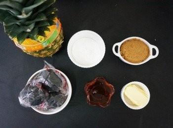 step1: <span class="group_1">自製鳳梨醬</span>： 白鑊(無水無油)炒熟糯米粉，微變金黃色就可以，攤凍備用