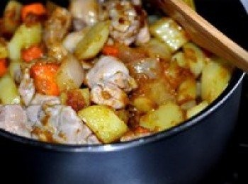 step9: 換鍋,把所有<span class="group_1">食材</span>傾入湯鍋內,注入牛奶沒過<span class="group_1">食材</span>,如果喜歡口味不是很奶味的話就牛奶+清水,2:1的比例。加一點黃油攪拌均勻.