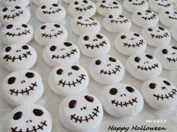 step3: 然後畫出眼睛鼻子及嘴巴就完成囉!