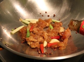 step3: 蔥切段，蒜切末，薑切絲。鍋倒入橄欖油，放入蔥、蒜、辣椒炒香，放入牛蹄筋、倒入<span class="group_2">調味料</span>炒香入味後，最後加入花椒粒與綠胡椒炒香即可起鍋盛盤。