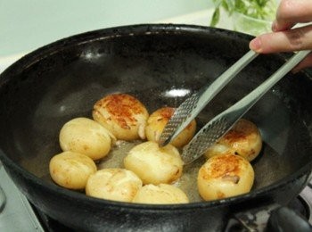 step3: 鐵鍋倒入橄欖油與少許奶油增加香氣，加熱後放入馬菱薯兩面煎得金黃焦香，灑上黑胡椒粉與蔥花即完成香噴噴上桌囉！