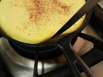 step4: 將<span class="group_2">麵糊</span>倒入鐵鍋內覆蓋在煮好的焦糖蘋果上，表面灑上少許肉桂粉。煎至<span class="group_2">麵糊</span>己經定型即可送入烤箱