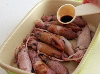 step2: 小管、香菇洗淨瀝乾，香菇切下蒂頭，取容器放入小管、香菇、蒂頭，調味料(淬釀醬油露-靜岡鰹魚+清酒)拌勻需醃10分鐘左右。