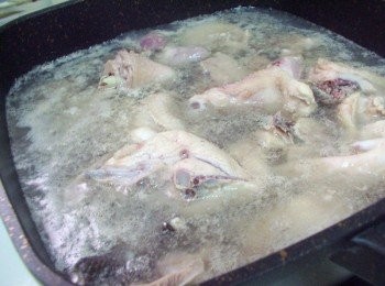 step3: 煮一鍋水ˊ水滾後放入雞肉川燙ˊ去除血水雜質ˊ然後再用冷水沖洗乾淨