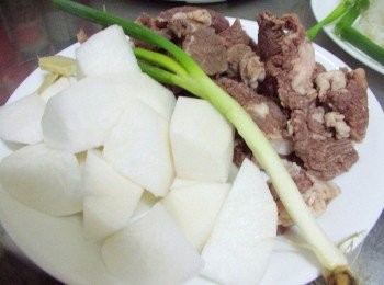 step1: 1.先準備好所需<span class="group_1">材料</span>ˊ並處理成適當大小 (如果是生的牛肉記得先川燙一下哦)