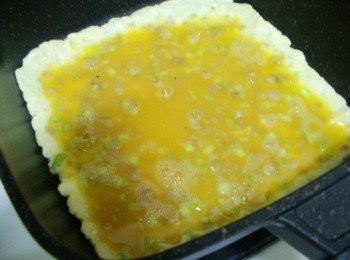 step4: 步驟4熱鍋後加入油3大匙ˊ油熱再倒入拌勻的蛋液