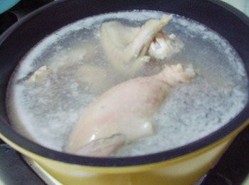 step2: 步驟2雞肉以熱水川燙再用冷水沖洗乾淨備用