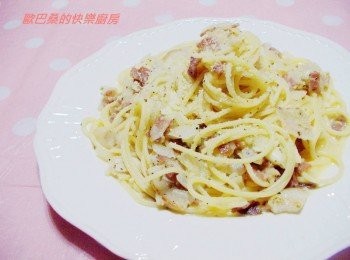 step5: 完成盛盤再灑上少許起士粉即可 簡單美味培根起士義大利麵就能上桌囉~