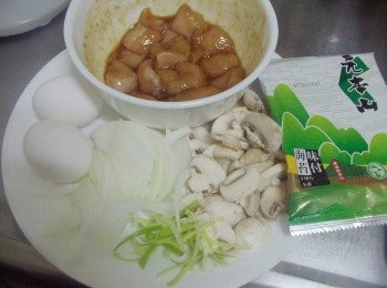 step1: 先準備好所需<span class="group_1">材料</span>ˊ雞肉先以<span class="group_2">雞肉醃料</span>醃漬入味ˊ 蔬菜清洗後處理成適當大小備用