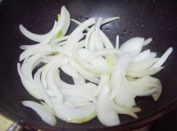 step3: 接著用原鍋將洋蔥拌炒出甜味