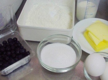 step1: 先準備好所需<span class="group_1">材料</span>ˊ低筋麵粉ˊ泡打粉先過篩ˊ 雞蛋先拌勻ˊ鮮奶以微波略為加溫ˊ烤箱先以180度c預熱備用