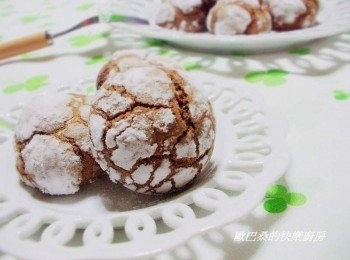 step6: 裹糖粉時記得一定要全面均勻沾裹上ˊ 這樣完成的雪花球在經過烘烤膨脹效果才會漂亮ˊ 口感外酥內軟ˊ充滿可可亞香ˊ 有機會大家可以嘗試做做看喔。