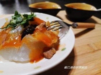 step12: 這食譜我剛好做了5個ˊ完成沒過油滋味就超棒ˊ (個人覺得這樣也比較健康)....必竟小家庭還要準備整鍋炸油也挺麻煩的ˊ 但如果喜歡ˊ還是可以準備油鍋ˊ用低溫泡油方式再處理ˊ 或喜歡皮酥口感ˊ也可用少量油半煎炸再吃........ 但~相信我ˊ真的直接吃皮就又Q又有彈性ˊ加上醬汁也超夠味囉。 試試看ˊ在家自己做ˊ完成會超有成就感喔。