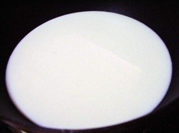 step4: 將鮮奶和細砂糖混合ˊ中小火加熱ˊ至湯鍋邊略出現小泡ˊ 但大泡泡尚未出現的狀態下ˊ攪拌已加熱的牛奶1~2下ˊ 使其溫度略為下降ˊ溫度以75度c~85度c間最佳ˊ (溫度過低或過高都擦撞不出火花喔ˊ特別留意)...有溫度計最好掌握。