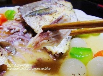 step8: 魚肉肥美鮮甜ˊ搭配豐富蔬菜ˊ即使年節大魚大肉也不怕油膩ˊ 有興趣的朋友可以嘗試做做看。 因為重量級金鯧真的夠份量ˊ我出動所有鍋都擺不下ˊ 但又希望保有完整魚身ˊ所以我用烤箱處理ˊ 方便ˊ也少油煙ˊ新手煮婦也不怕魚四分五裂呦ˊ 當然用半煎炸或清蒸也可以ˊ大家可依方便性決定料理方式喔。