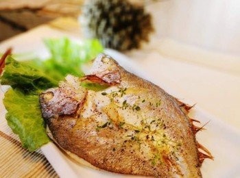 step4: 簡單擺盤裝飾ˊ百理香烤黃魚一夜干就完成囉。