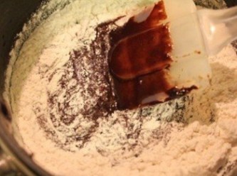 step3: 再加入過篩後的糖粉/中筋麵粉 攪拌均勻成蛋糕麵糊