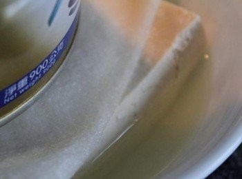 step1: "豆腐去除水分”準備工作:將豆腐放在碗中, 鋪一張廚房紙巾, 用重物壓20分鐘, 去除水分