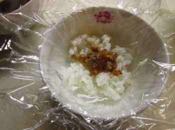 step4: 取小碗鋪保鮮膜,擠一些美乃滋在保鮮膜防米飯沾粘及增加風味 ,放白飯稍鋪平,再放入3,再鋪白飯