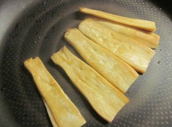 step2: 鍋中不放油乾煎杏鮑菇至出水後加入2小匙味全淬釀醬油露調味,取一個碗將杏鮑菇沿邊圍好