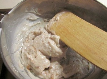 step5: 以小火開始不停攪拌至稠狀有點透明即可關火,模型沾濕,趁熱倒入模型中鋪平,放涼再放冰箱至完全冷卻