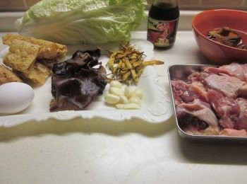 step1: 備齊材料,鴨肉用米酒及榖盛壽喜燒1大匙醃10分鐘