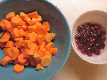 step3: 趁揉<span class="group_2">麵團</span>時將地瓜削皮切成小丁,蔓越莓乾加一點點水泡軟