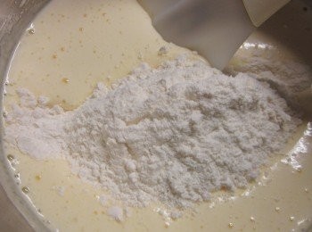 step3: 作法2.打到泡沬細緻呈乳白色,加入低粉拌勻