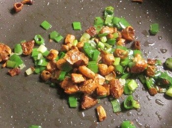 step3: 原鍋留有雞油試情況油量少就再加一匙香油,開小火放入油葱酥爆香後關火( 油葱酥易焦要小心火候),放葱花-用油的餘温來爆香,再加塩調味