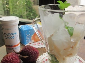 step5: 將作法3.荔枝(連同湯汁)放一些在杯中,加少許冰塊,倒入作法4.諾鈣C發泡錠水及氣泡水各半(或雪碧)攪拌均勻即可飲用