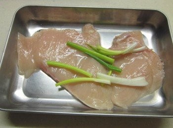 step2: <a href="https://bit.ly/3EZL8dD" target="_blank" data-keyword="雞胸" class="guide-link"><strong>雞胸</strong></a> <span style="display:inline-block;vertical-align:middle;margin-top:-3px;color:initial;border-radius:3px;padding:2px 3px;font-size:12px;line-height:14px;background:#87d300;color:#fff;">即買</span> 肉or去骨雞腿肉片薄(待會蒸時較易熟)放盤中加入葱段及灑上米酒備用