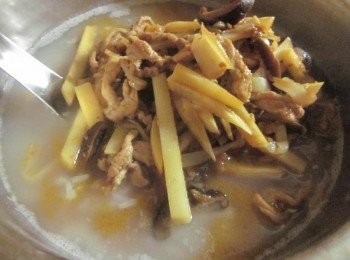 step5: 將作法3.及作法4.加在一起煮約2分鐘,試味道加入適量的塩,上桌前淋少許香油及白胡椒即可