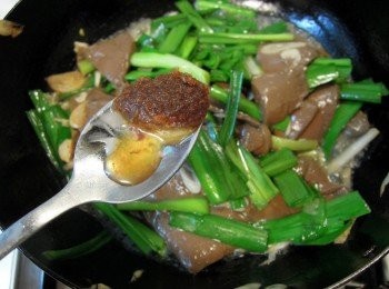 step3: 鴨血幾乎熟了之後，加入韭菜青色段。加入沙茶調味。