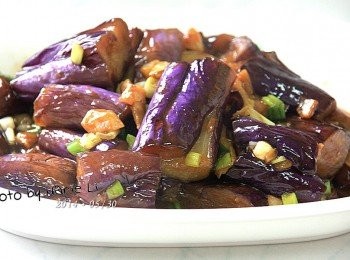 step5: 起鍋前加進蔥末拌炒兩下，
一盤色、香、味俱足的《醬燒麻油茄子》漂亮完成了。

麻油與薑，溫潤了茄子本身的寒性
蒜和蔥則增添了味覺上的豐富感
這是我小時候難忘的味道
也是孩子現在超愛吃的口味
才知道，原來味道也可以如此的傳呈下來~