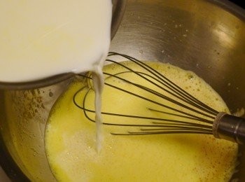 step3: 將步驟2分次慢慢倒進步驟1，一邊攪拌均勻(注意要慢慢倒入，否則會變蛋花喔)