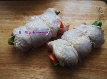 step3: 醃浸無骨雞肶1小時以上, 取出無骨雞平放, 放上秋葵,甘筍, 捲起用棉線紥好