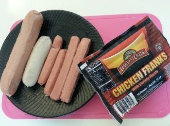 step1: 主角材料: 嘗試用四種腸仔, 看圖小朋友排隊,由左至右排名...
德國熱狗腸, 紐倫堡腸, 芝士腸, 雞肉腸.