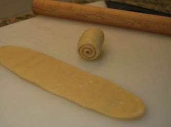 step7: 取一鬆弛好的麵團，沿縱向桿成很長的橢圓形，翻面後由短向捲起