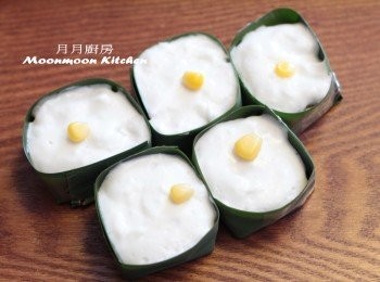 step9: 先放入一半粟米西米入小盒子中，再注入咸椰漿，上放粟米，放入雪柜冷藏即成。