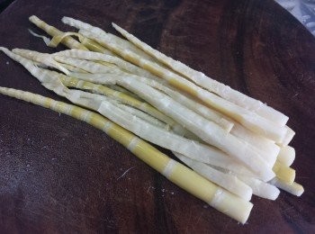 step2: 再將筍尖在中間切開，一分為二。