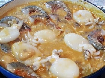 step9: 將所有海鮮及車尼茄排放好入鍋中。