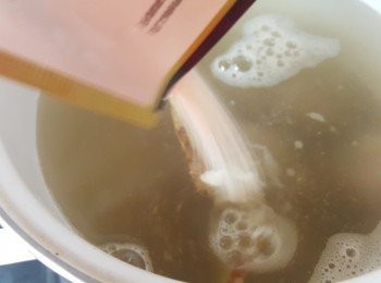 step3: 再燒一鍋水放入蔥及鹽焗雞粉，將火<a href="https://bit.ly/3uTwVKG" target="_blank" data-keyword="雞腎" class="guide-link"><strong>雞腎</strong></a> <span style="display:inline-block;vertical-align:middle;margin-top:-3px;color:initial;border-radius:3px;padding:2px 3px;font-size:12px;line-height:14px;background:#87d300;color:#fff;">即買</span> 煲30分鐘。