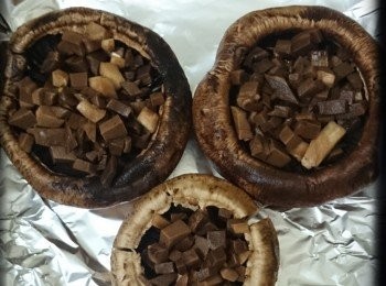 step2: 4) 焗盆上放蘑菇加上已切粒的蘑菇蒂及蕃茄粒