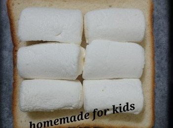 step2: 將棉花糖放上吐司面