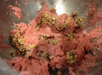 step8: 然後放入肉泥中，再攪拌約1分鐘，就成香菇豬肉漿。