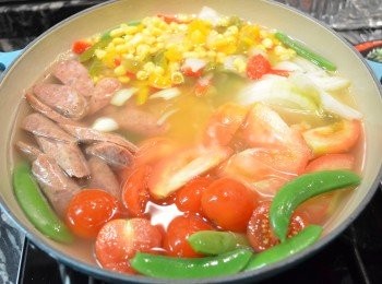 step1: 在大平底鍋中加入所有<span class="group_1">食材</span>（除了芝士絲外）和剛好蓋過<span class="group_1">食材</span>的水，再放上少許橄欖油。