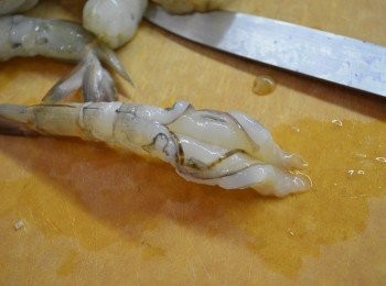 step3: 在蝦背劃一刀，去掉腸泥。