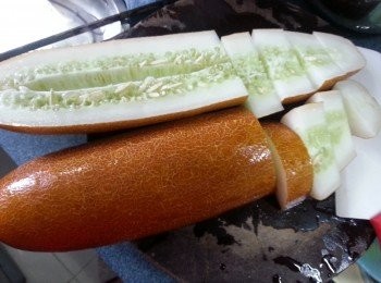 step1: 老黃瓜洗淨外皮切件(需連皮連核一起煲)